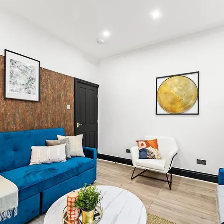 Classy Designer 4 Bed - Parking - Sleeps 13 Leeds (West Yorkshire)
