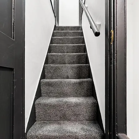 Classy Designer 4 Bed - Parking - Sleeps 13