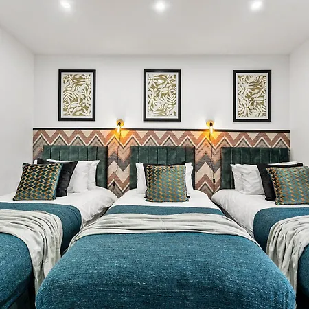 Holiday home Classy Designer 4 Bed - Parking - Sleeps 13 *