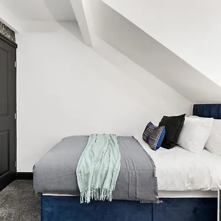 Classy Designer 4 Bed - Parking - Sleeps 13