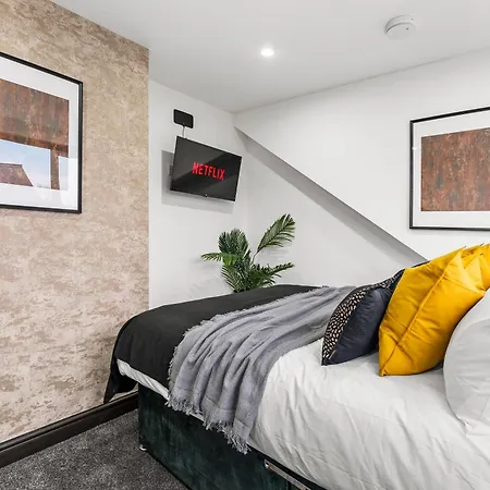 Classy Designer 4 Bed - Parking - Sleeps 13 Holiday home