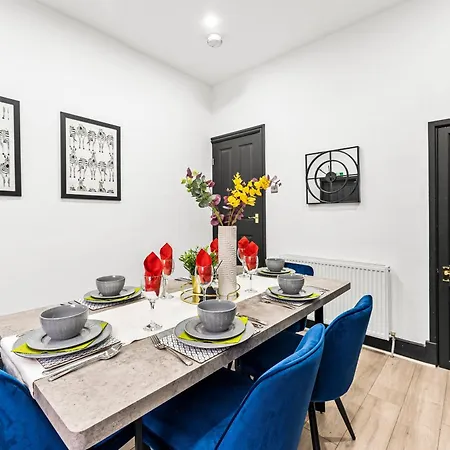 Classy Designer 4 Bed - Parking - Sleeps 13 Holiday home