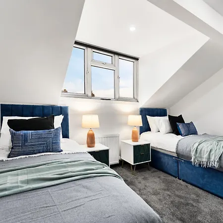 Classy Designer 4 Bed - Parking - Sleeps 13 Holiday home *