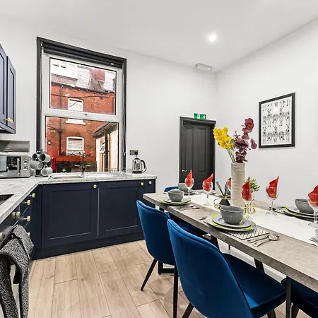 Classy Designer 4 Bed - Parking - Sleeps 13 Leeds (West Yorkshire)