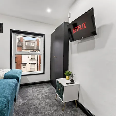 Classy Designer 4 Bed - Parking - Sleeps 13 * Leeds (West Yorkshire)