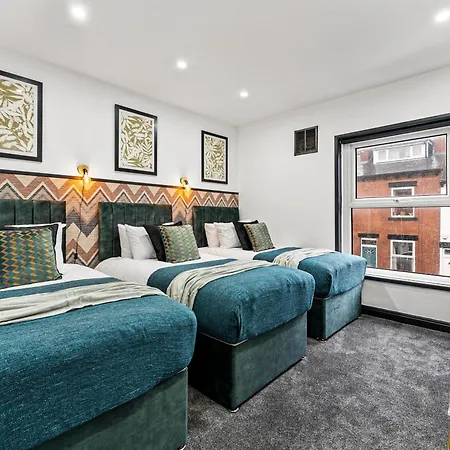 Classy Designer 4 Bed - Parking - Sleeps 13 Holiday home *