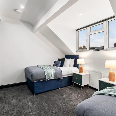 Classy Designer 4 Bed - Parking - Sleeps 13 * Leeds (West Yorkshire)