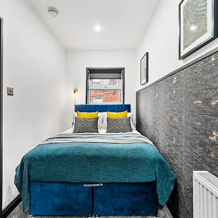Classy Designer 4 Bed - Parking - Sleeps 13 * Leeds (West Yorkshire)