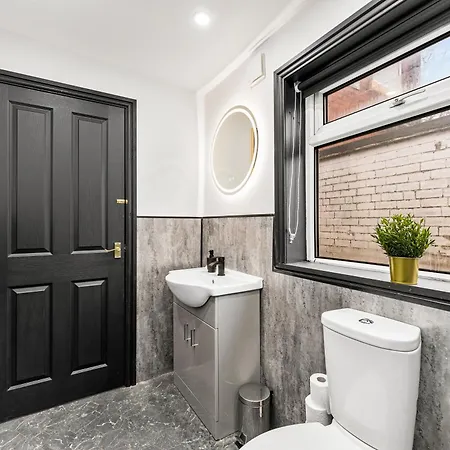 Classy Designer 4 Bed - Parking - Sleeps 13 Leeds (West Yorkshire)