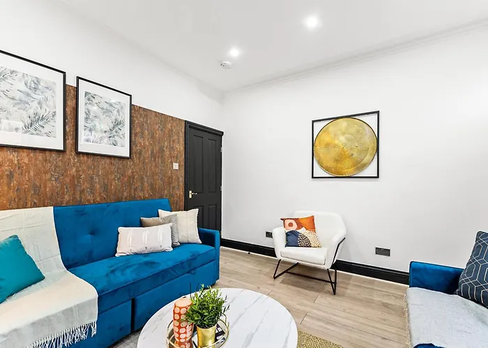 Designer 4 Bed House In - Sleeps 13 Leeds (West Yorkshire)