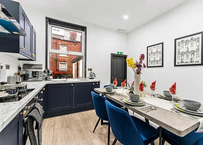 Designer 4 Bed House In - Sleeps 13 Leeds (West Yorkshire)