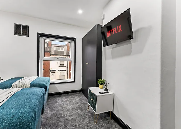 Designer 4 Bed House In - Sleeps 13 * Leeds (West Yorkshire)