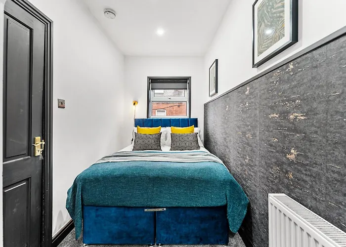 Designer 4 Bed House In - Sleeps 13 * Leeds (West Yorkshire)