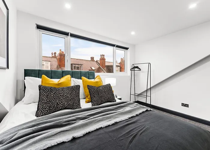 Designer 4 Bed House In - Sleeps 13