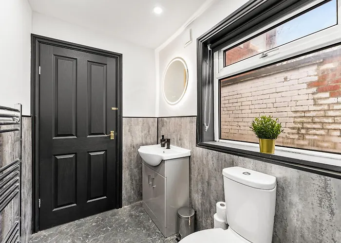 Designer 4 Bed House In - Sleeps 13 Leeds (West Yorkshire)