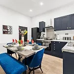 Designer 4 Bed House In - Sleeps 13