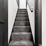 Designer 4 Bed House In - Sleeps 13