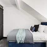 Designer 4 Bed House In - Sleeps 13