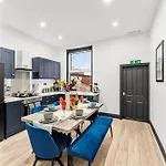 Designer 4 Bed House In - Sleeps 13 *