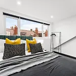 Designer 4 Bed House In - Sleeps 13