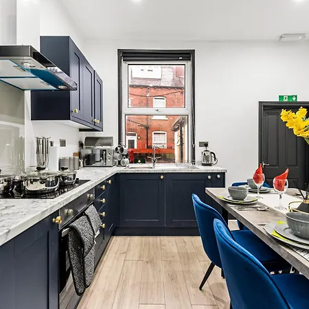 Designer 4 Bed House In - Sleeps 13 리즈