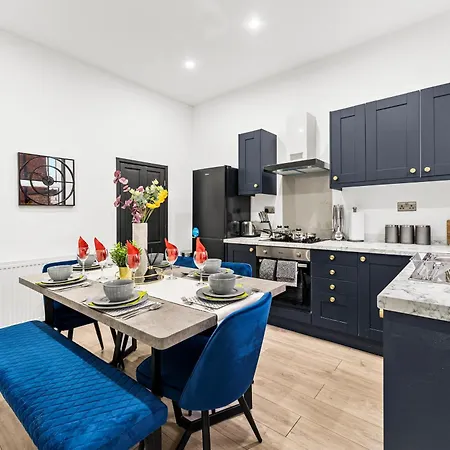 Designer 4 Bed House In - Sleeps 13