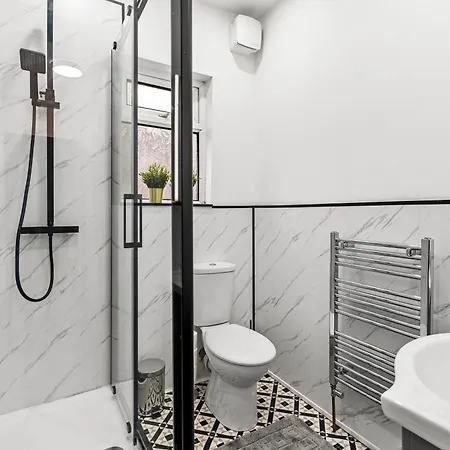 Designer 4 Bed House In - Sleeps 13 펜션 리즈