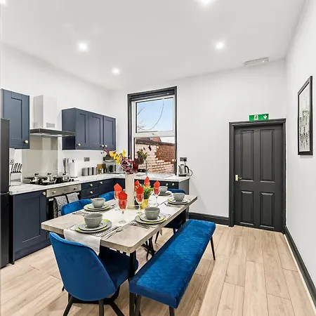 Designer 4 Bed House In - Sleeps 13 *