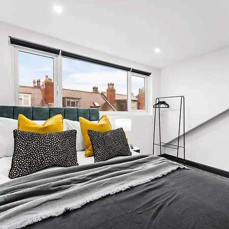 Designer 4 Bed House In - Sleeps 13