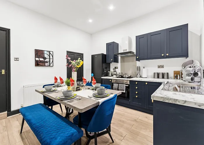 Designer 4 Bed House In - Sleeps 13