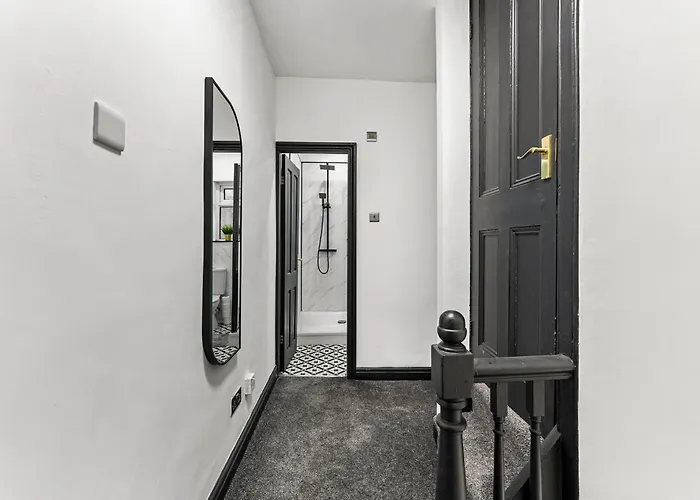 Designer 4 Bed House In - Sleeps 13 * リーズ