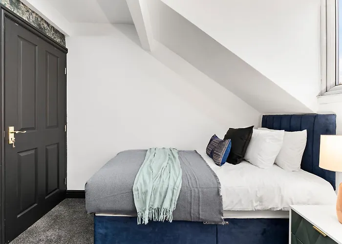 Designer 4 Bed House In - Sleeps 13