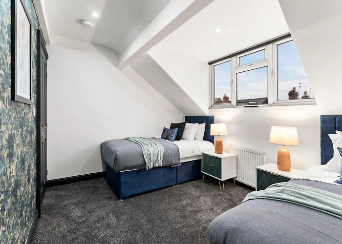 Designer 4 Bed House In - Sleeps 13 * リーズ