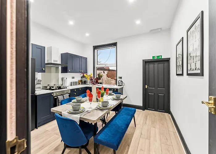 Designer 4 Bed House In - Sleeps 13 *