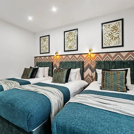 Designer 4 Bed House In - Sleeps 13 *