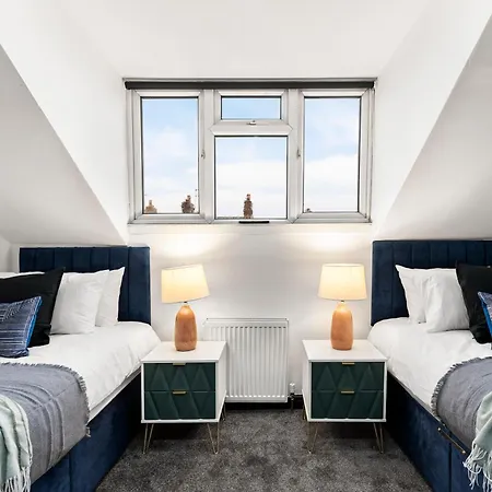 Designer 4 Bed House In - Sleeps 13 Semesterbostad