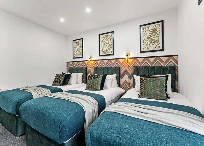 Designer 4 Bed House In - Sleeps 13 *