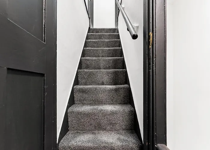 Designer 4 Bed House In - Sleeps 13