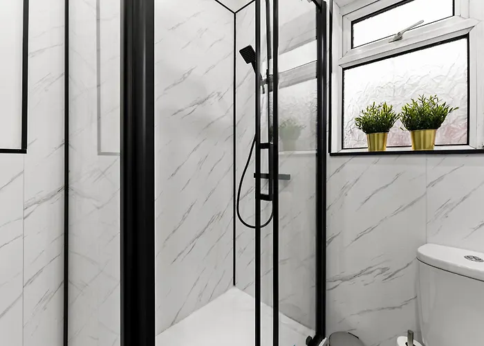 Designer 4 Bed House In - Sleeps 13 Лідс